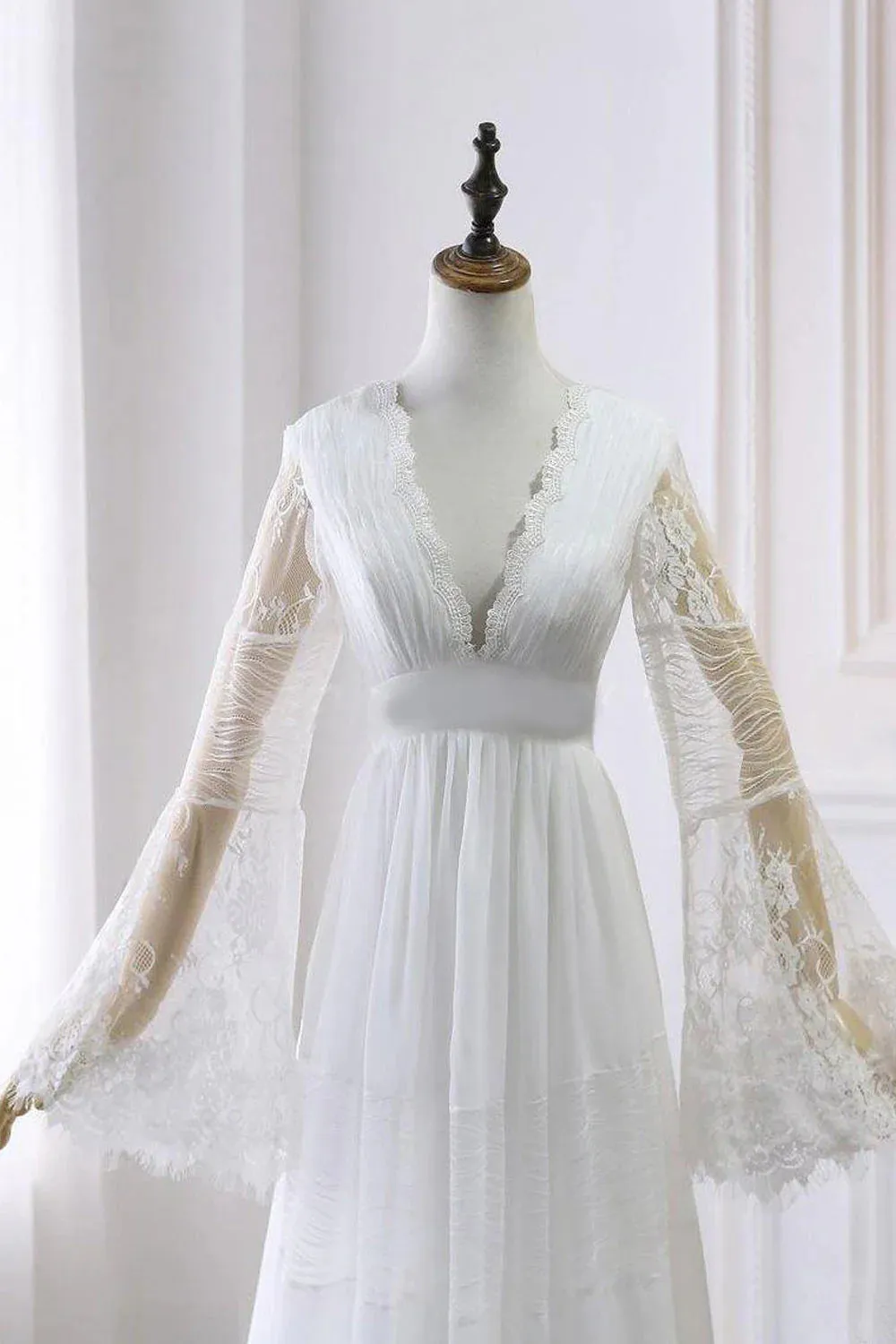 Boho Wedding Dresses Lace Long Sleeves V-neck  Backless Sweep Train Pleats Beach Bridal Gowns Bride Dress Vestido De Noiva